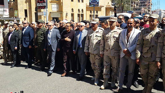  محافظ بورسعيد ومدير الأمن والقيادات تتقدم الجنازة