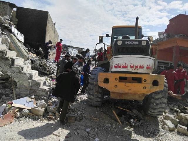 قوات الدفاع المدنى تنتشل جثث ضحايا مجزرة الموصل