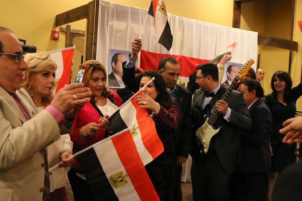 المسلمون والأقباط يرددون "تحيا مصر" من قلب أمريكا