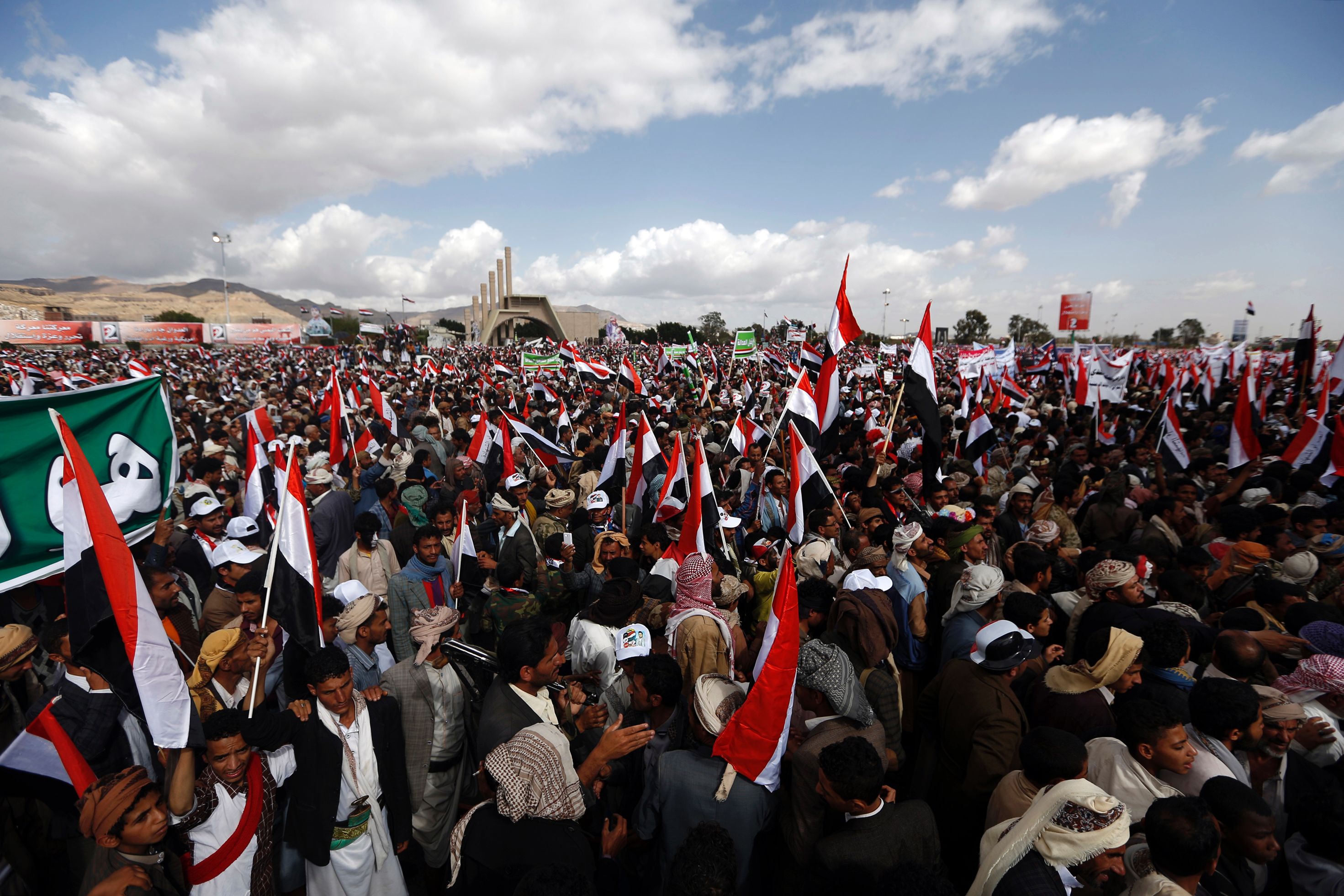 مؤيديو الحوثيون يحتشدون فى صنعاء
