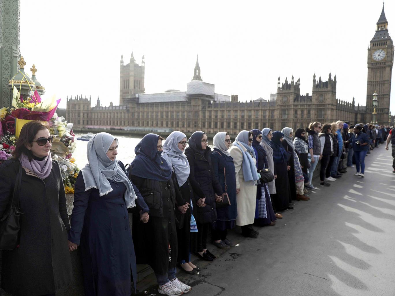 مسلمات يقفن على جسر وستمينستر تضامنا مع ضحايا الإرهاب فى لندن