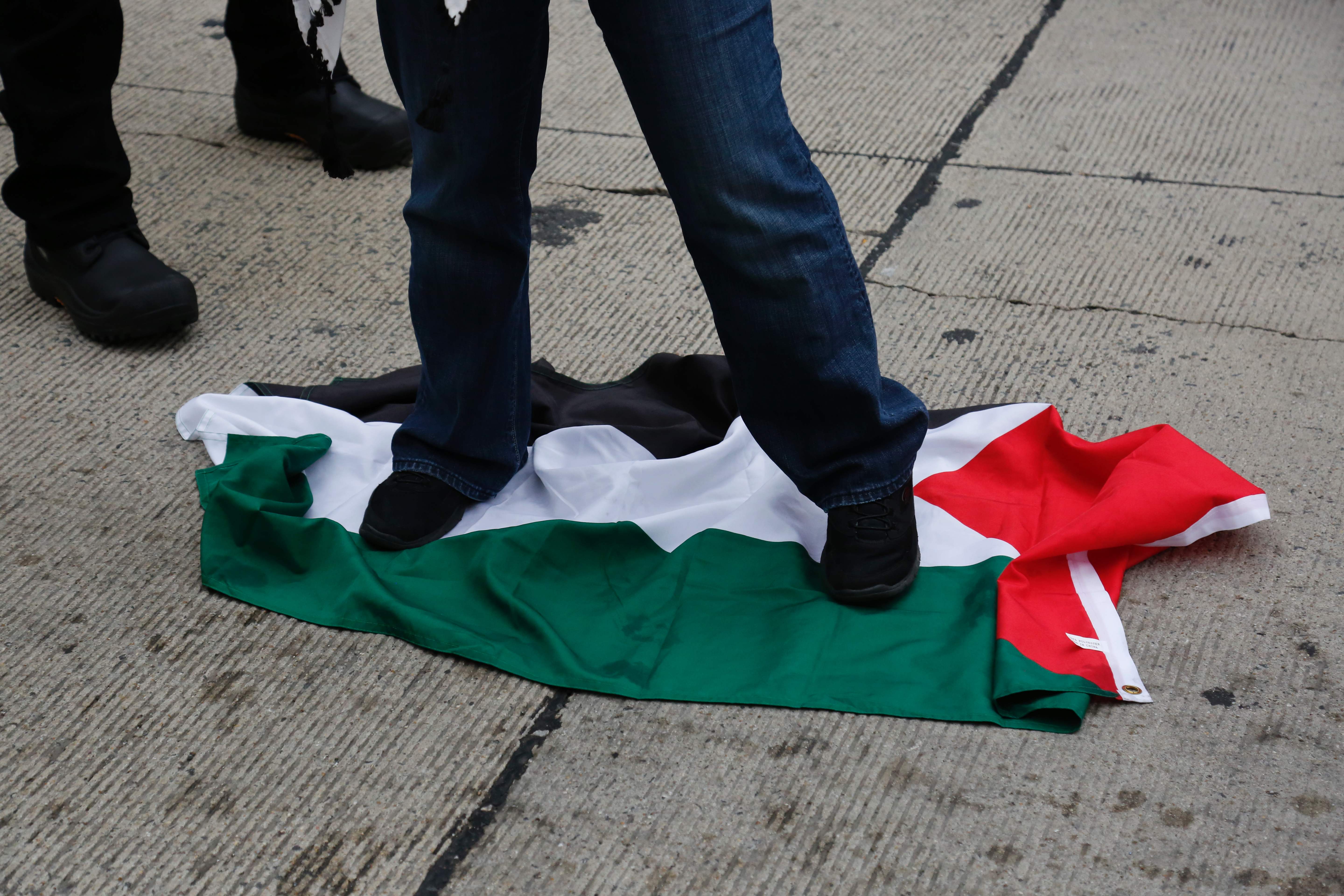 رابطة الدفاع اليهودى بأمريكا تدنس العلم الفلسطينى خلال تظاهرة بواشنطن