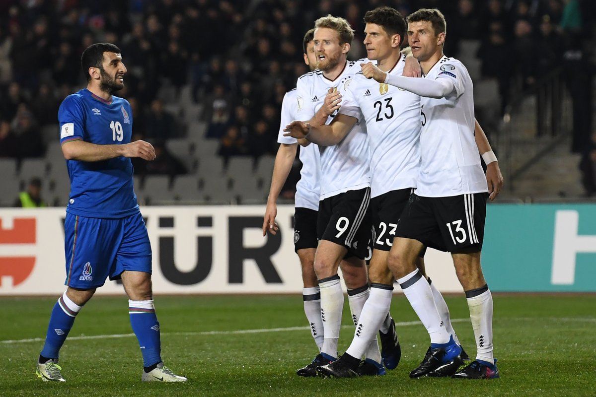  نجوم ألمانيا يحتفلون بأحد الأهداف أمام أذربيجان