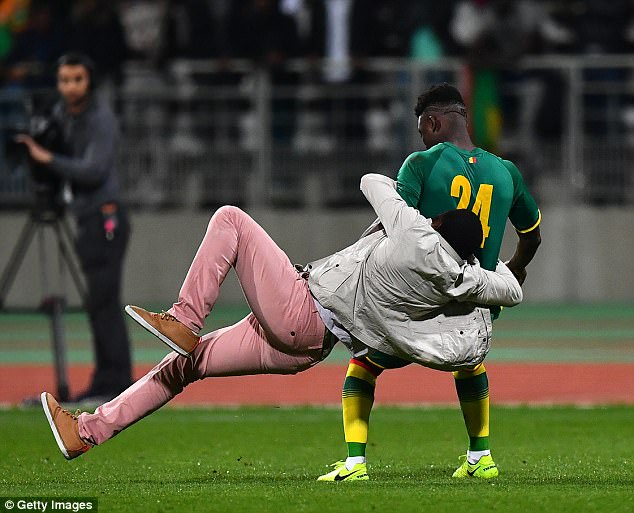 أحد الجماهير يحاول الاعتداء على لاعب السنغال