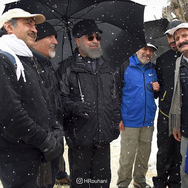 الرئيس الإيرانى يخلع الزي الدينى ويلتفى بعدد من الشباب فى جبال الثلج