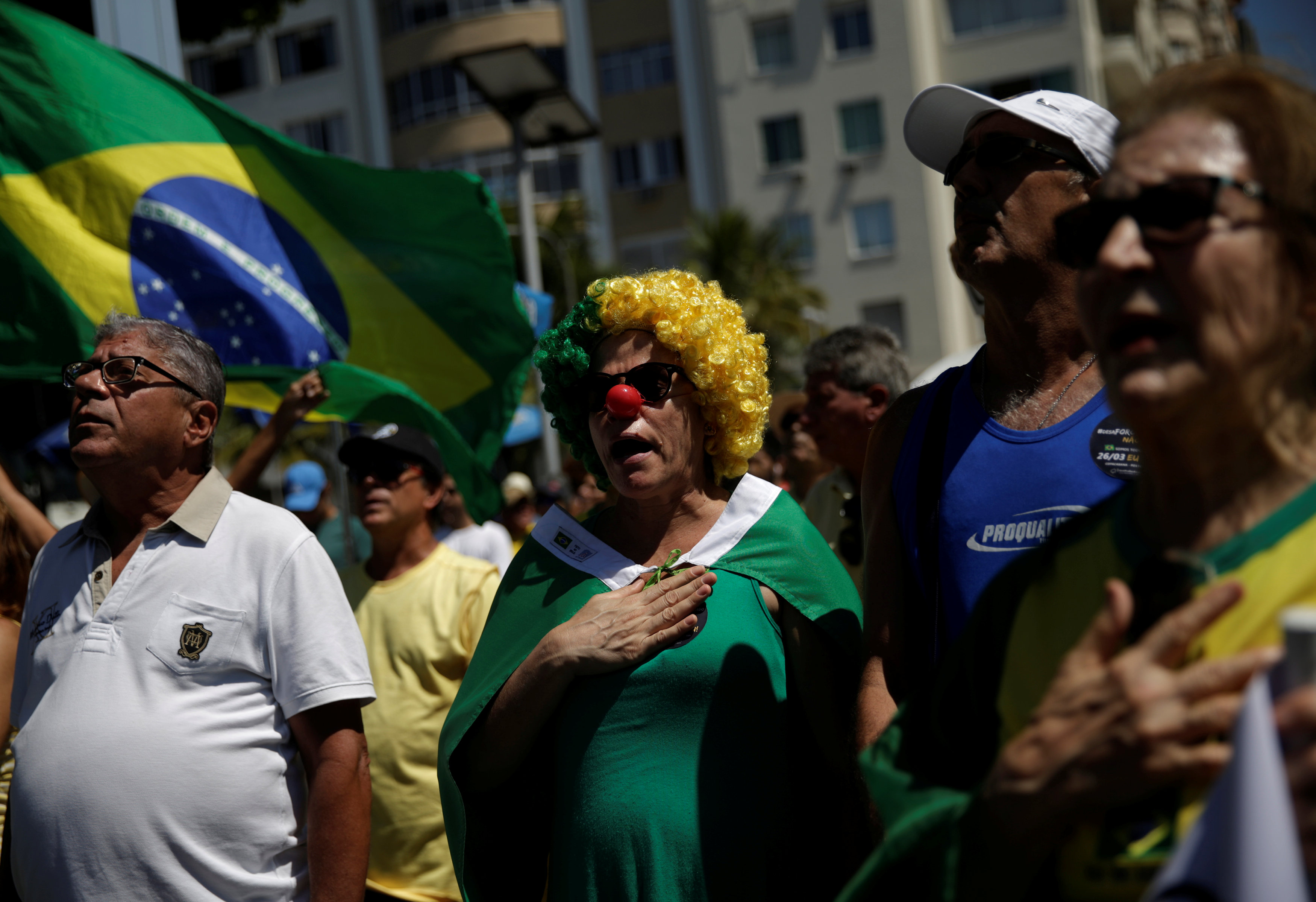 سيدات يشاركن فى احتجاجات البرازيل
