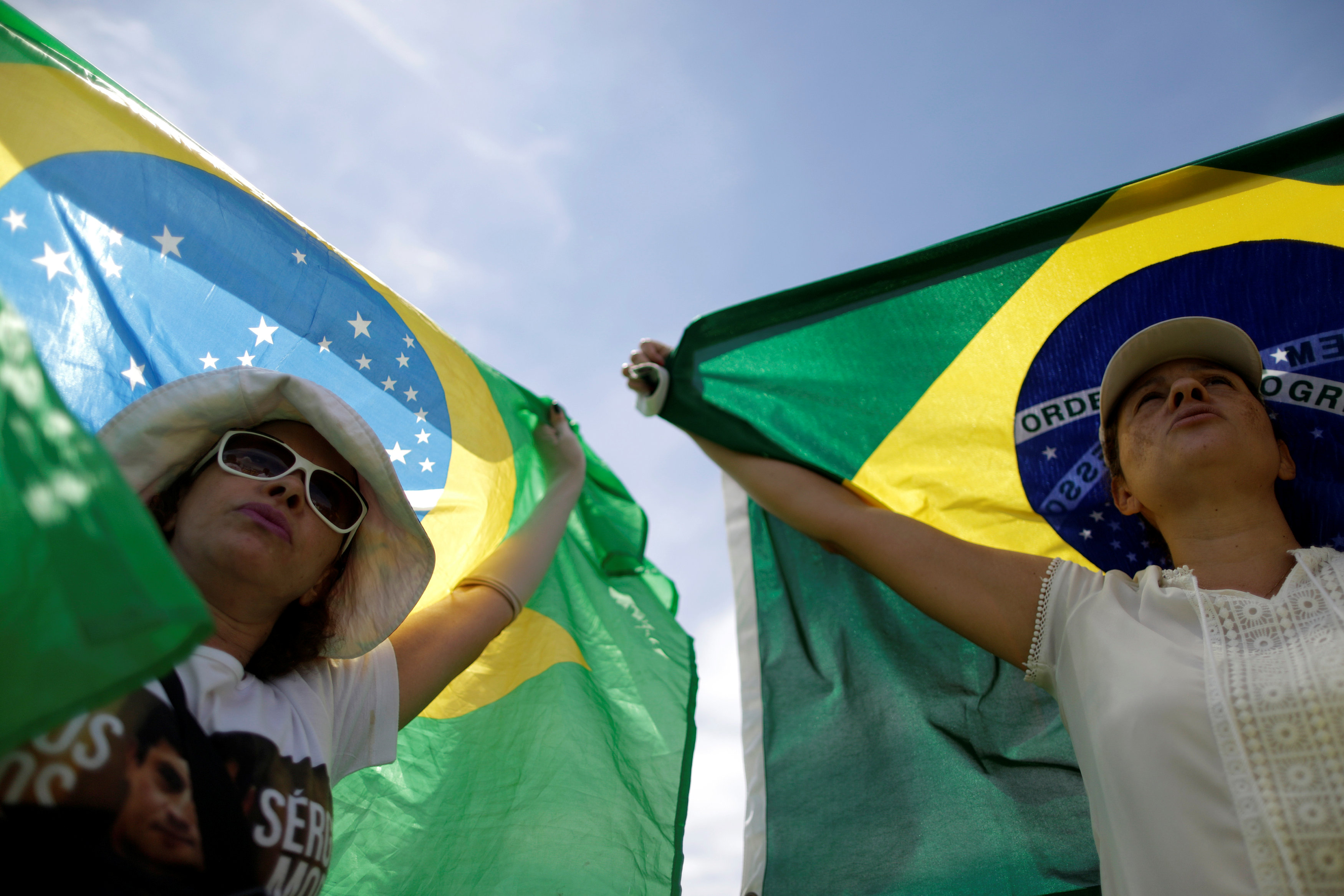 متظاهرتان يحملن علم البرازيل