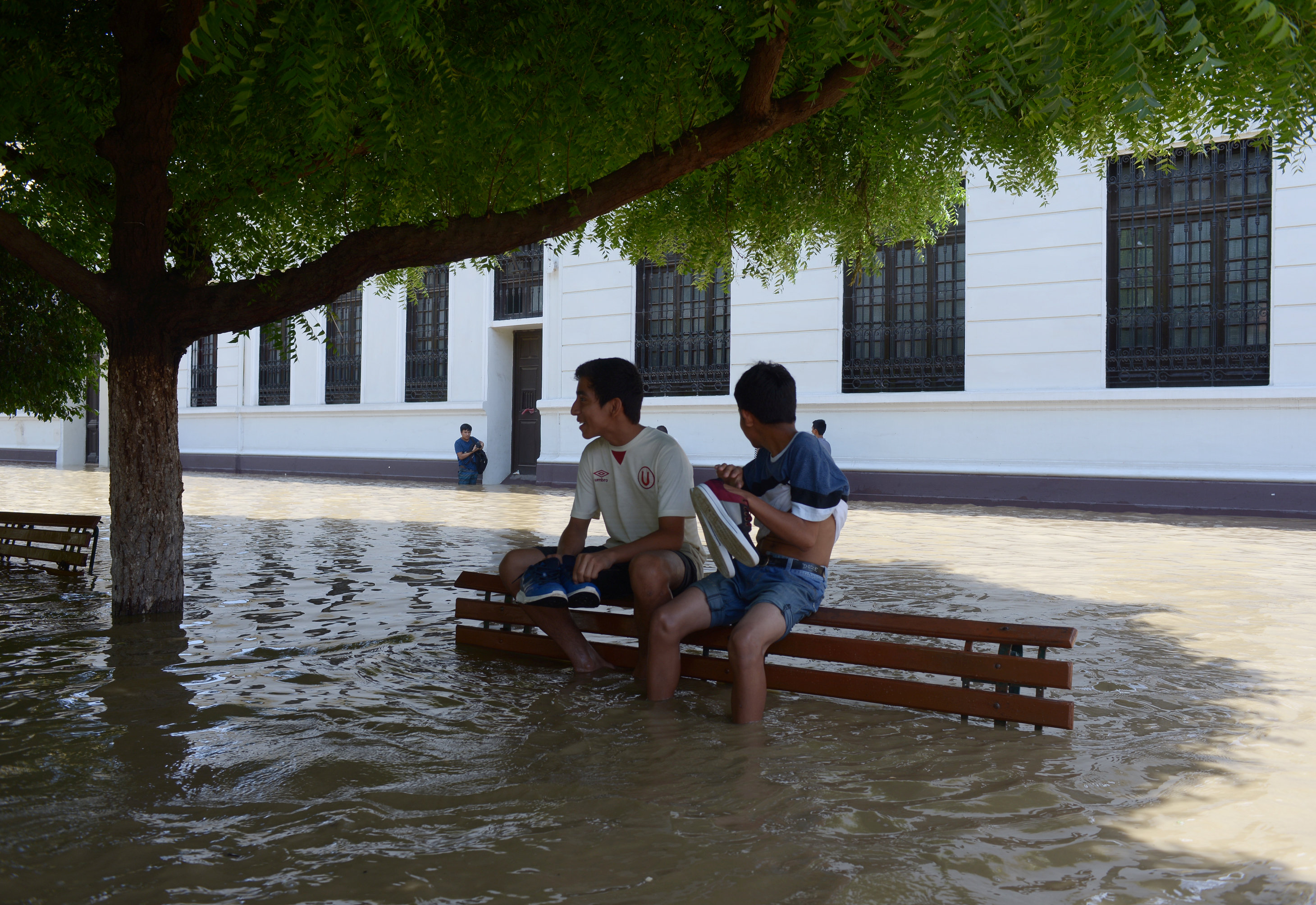 مواطنين وسط الفيضانات