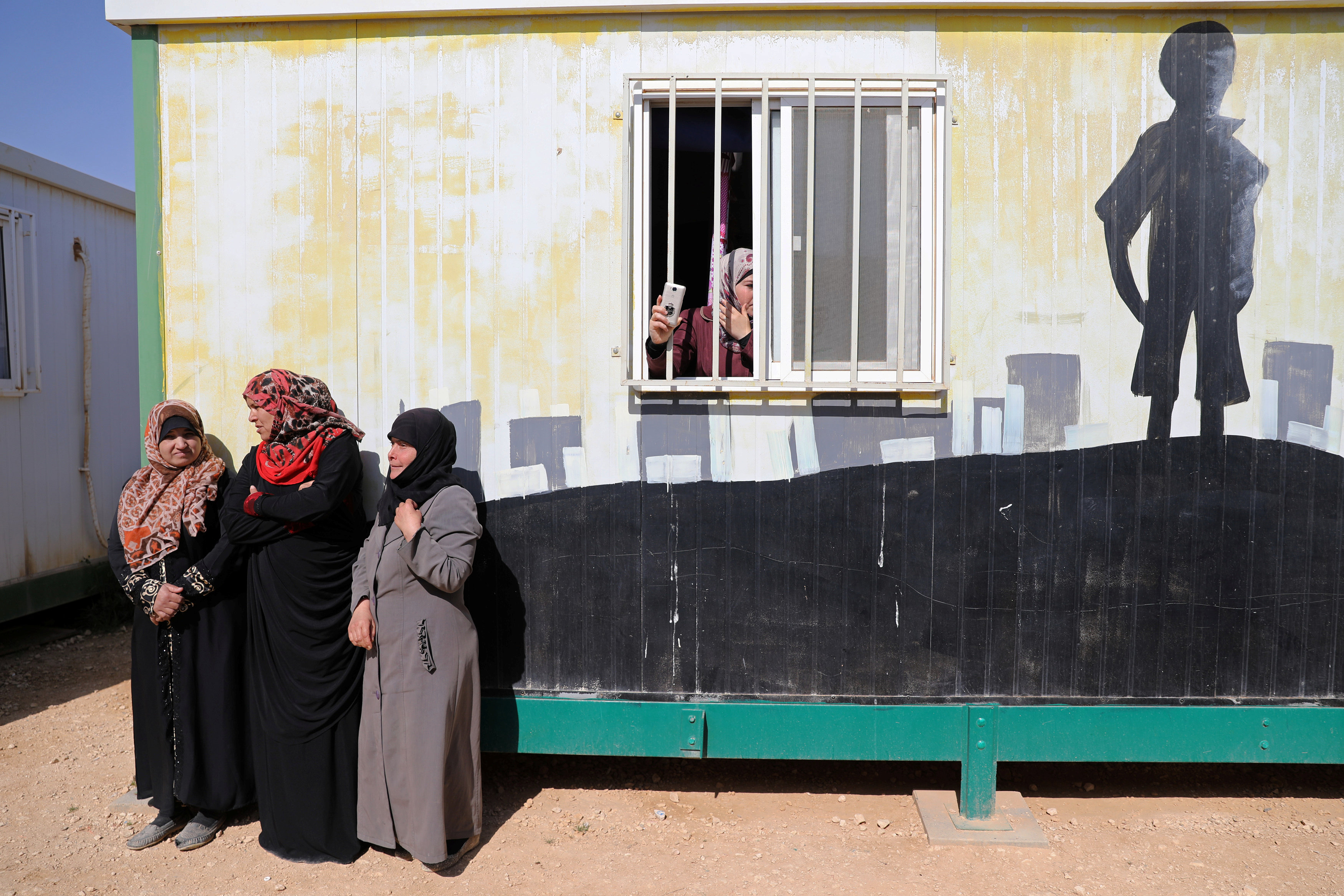 لاجئات سوريات ينتظرن الأمين العام للأمم المتحدة
