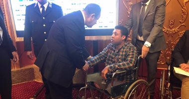 اللواء مجدي عبد الغفار وزير الداخلية يكرم ضابط مصاب