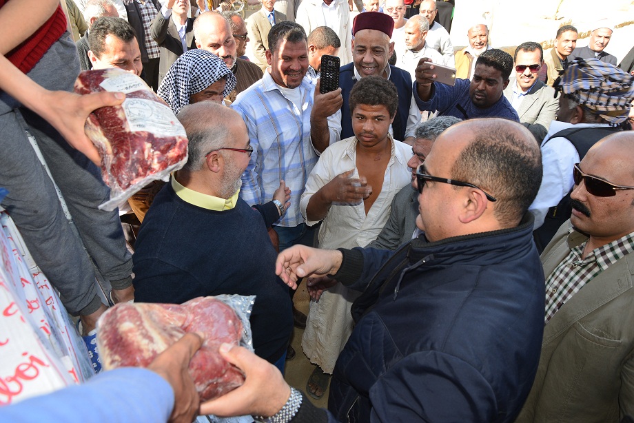 محافظ مطروح يقدم هدية الرئيس السيسي من السلع الغذائية أهالي سيوة