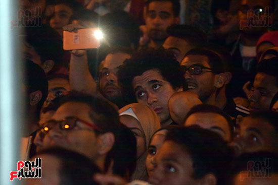 شاشة عرض أمام قبة جامعة القاهرة لعرض حفل تامر عاشور (12)