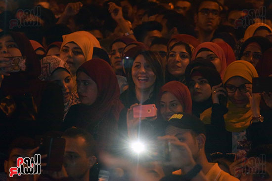 شاشة عرض أمام قبة جامعة القاهرة لعرض حفل تامر عاشور (9)