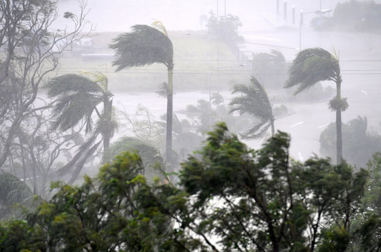 الإعصار "ديبى" يضرب منتجعات ساحلية فى أستراليا وإجلاء الآف السكان
