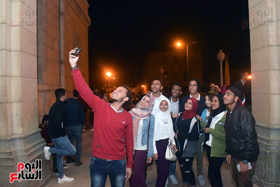 شاشة عرض أمام قبة جامعة القاهرة لعرض حفل تامر عاشور (7)