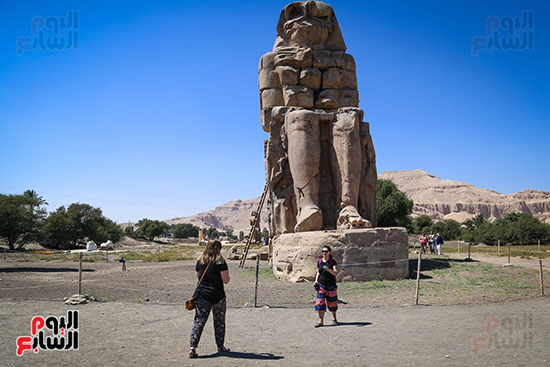 السياح يحرصون على التقاط الصور أمام تمثال ممنون