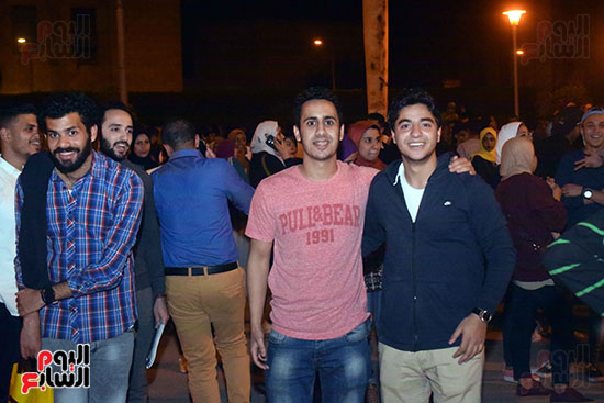 شاشة عرض أمام قبة جامعة القاهرة لعرض حفل تامر عاشور (6)