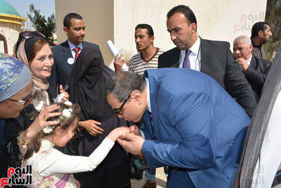 وزير القوى العاملة يقبل يد طفلة بملتقى توظيف الإسكندرية