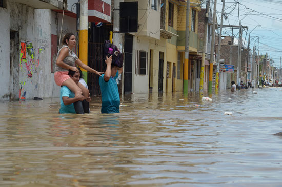 مواطنين وسط الفيضانات