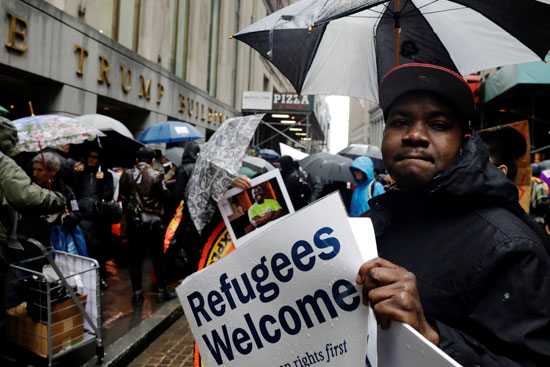احتجاجات أمام أحد أبراج ترامب بنيويورك ضد قرار حظر اللاجئين