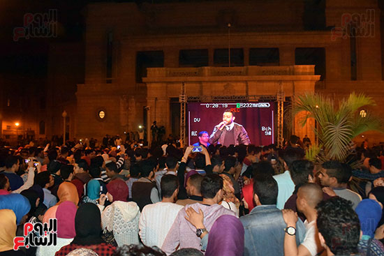 شاشة عرض أمام قبة جامعة القاهرة لعرض حفل تامر عاشور (5)