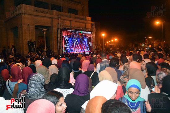 شاشة عرض أمام قبة جامعة القاهرة لعرض حفل تامر عاشور (3)