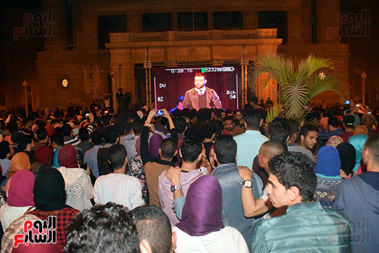 شاشة عرض أمام قبة جامعة القاهرة لعرض حفل تامر عاشور (4)