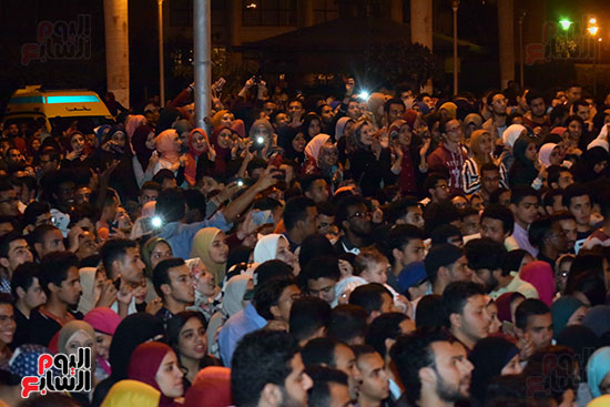 شاشة عرض أمام قبة جامعة القاهرة لعرض حفل تامر عاشور (2)