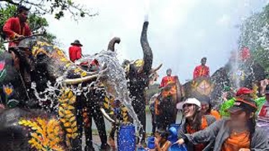 الاحتفال بالمياه فى تايلاند