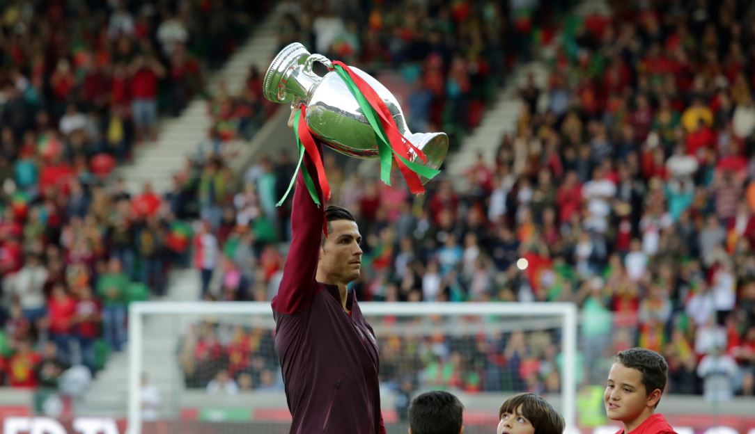 رونالدو يحمل كأس أوروبا فى الملعب