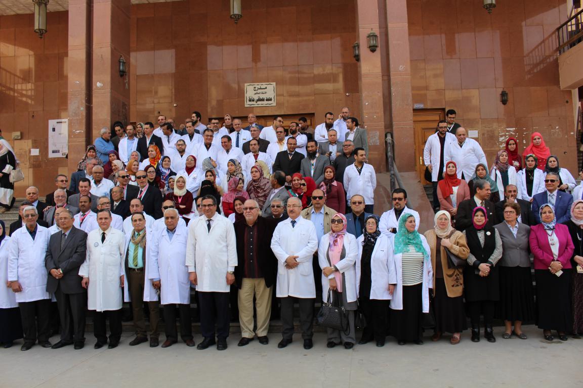 أطباء جامعة المنصورة يقفون أمام كلية الطب