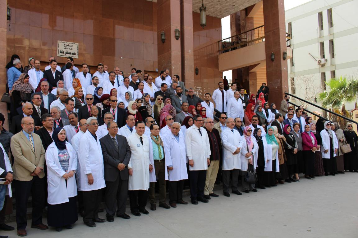 وقفة احتجاجية لأطباء جامعة المنصورة