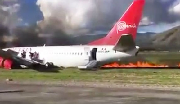 طائرة بيرو تحترق