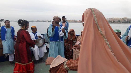 احتفالات فنية لفرق الصعيد الشعبية علي ضفاف نهر النيل