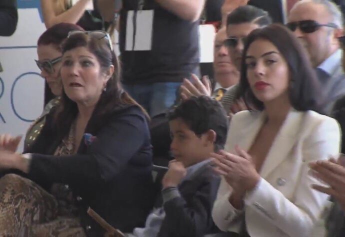 صديقة رونالدو ووالدته ونجله خلال مراسم إعادة إفتتاح مطار ماديرا