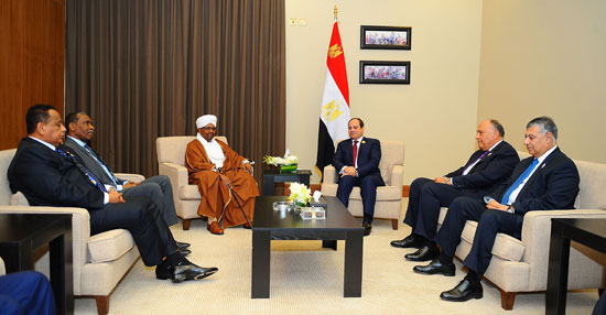 السيسى يلتقى الرئيس السودانى عمر البشير على هامش قمة الأردن (2)