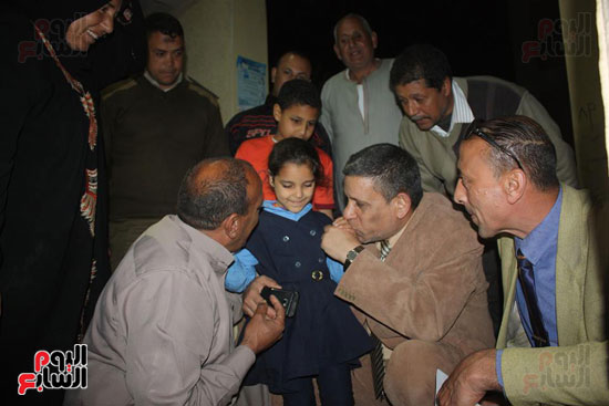 محمد شتا مدير إدارة دسوق يقبل يد الطفلة عقب عودتها