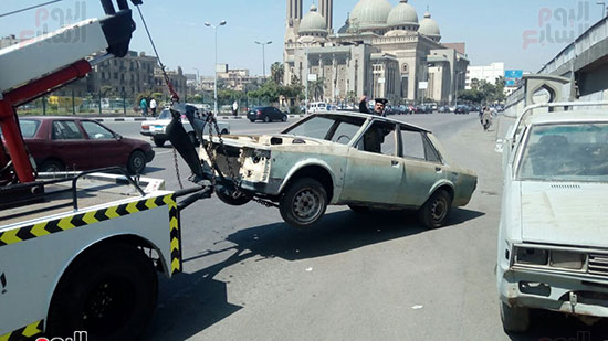 رفع سيارة متروكة بالقرب من مسجد النور 