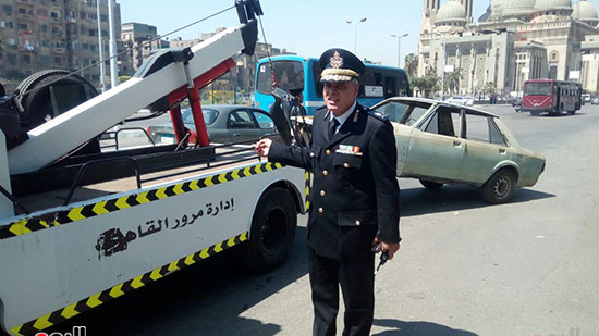مدير مرور القاهرة يتابع عمليات رفع السيارات