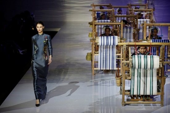 فستان مستوحى من الأزياء التقليدية الصينية فى مجموعة إيف سينا