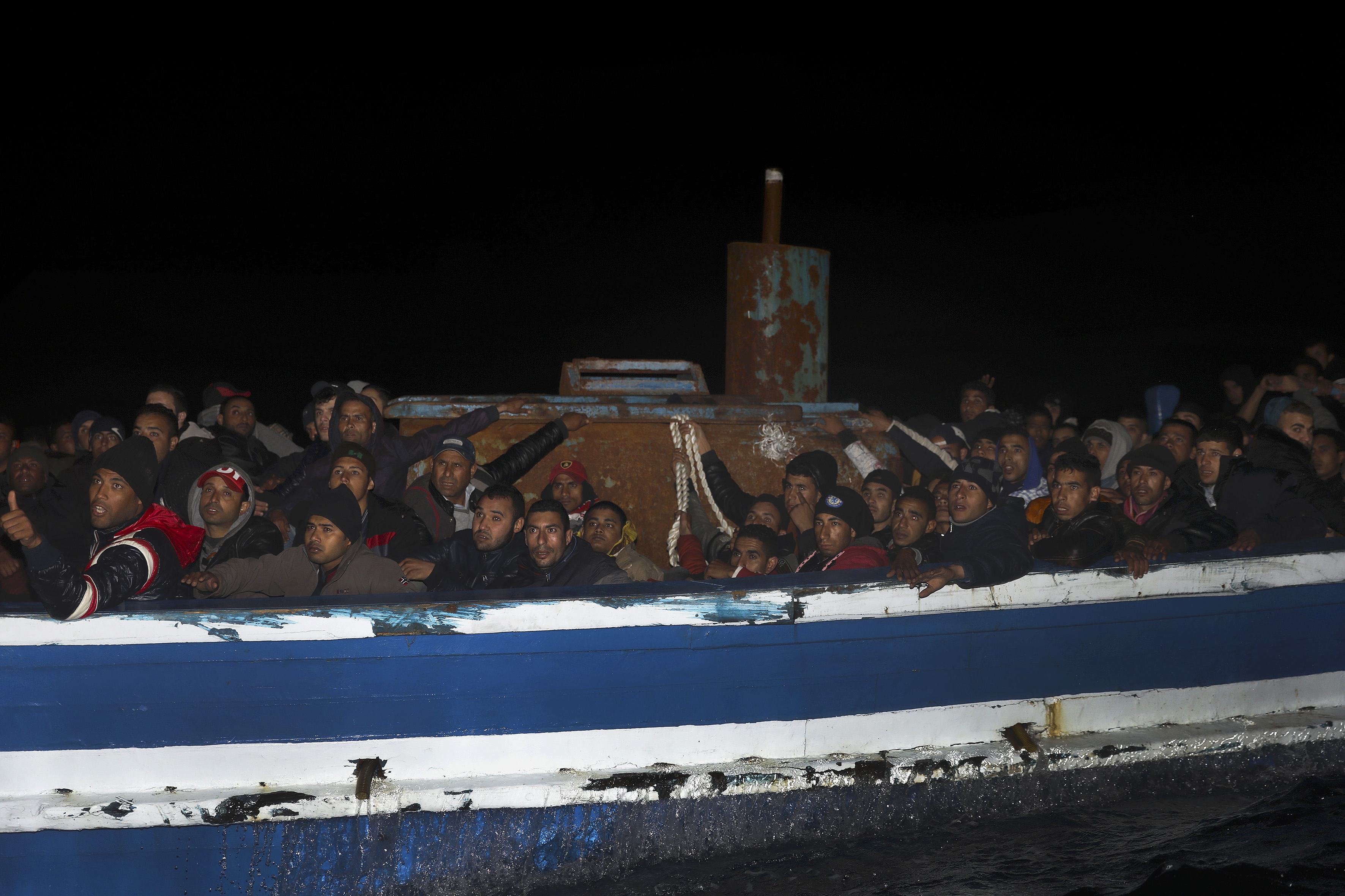 عشرات المهاجرين على متن قارب