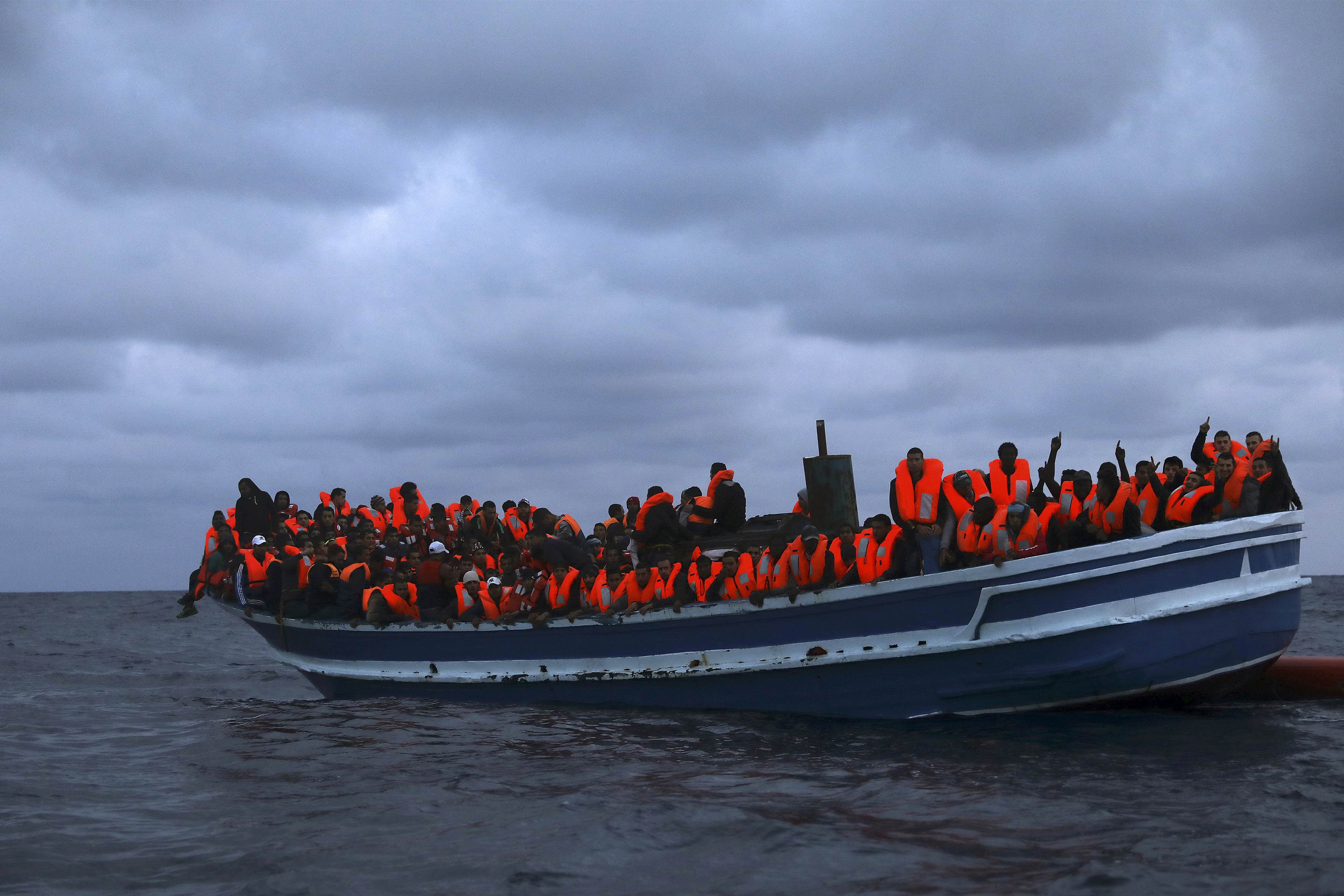 انقاذ مهاجرين بالبحر المتوسط