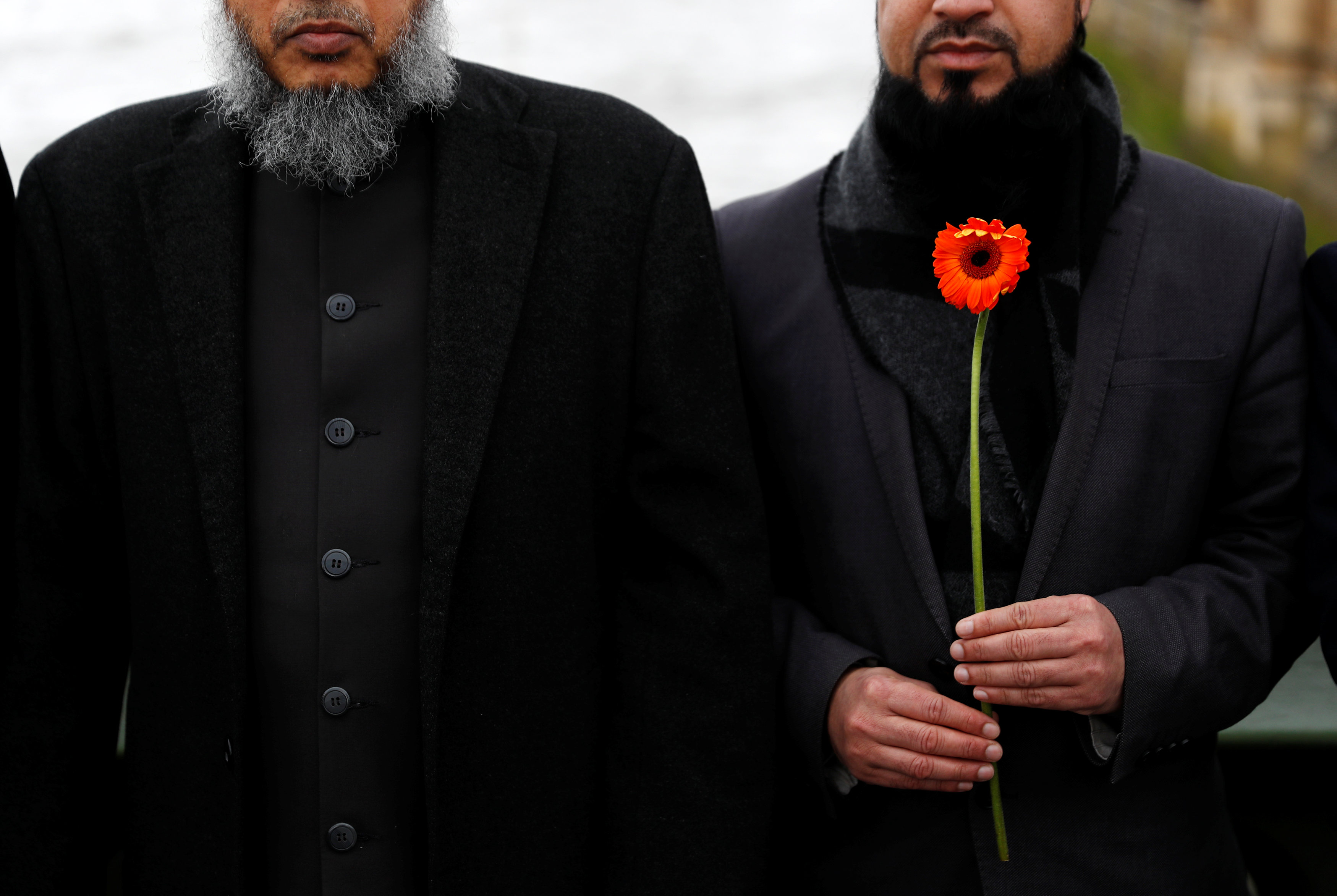 وردة حمراء يحملها أحد مسلمى بريطانيا