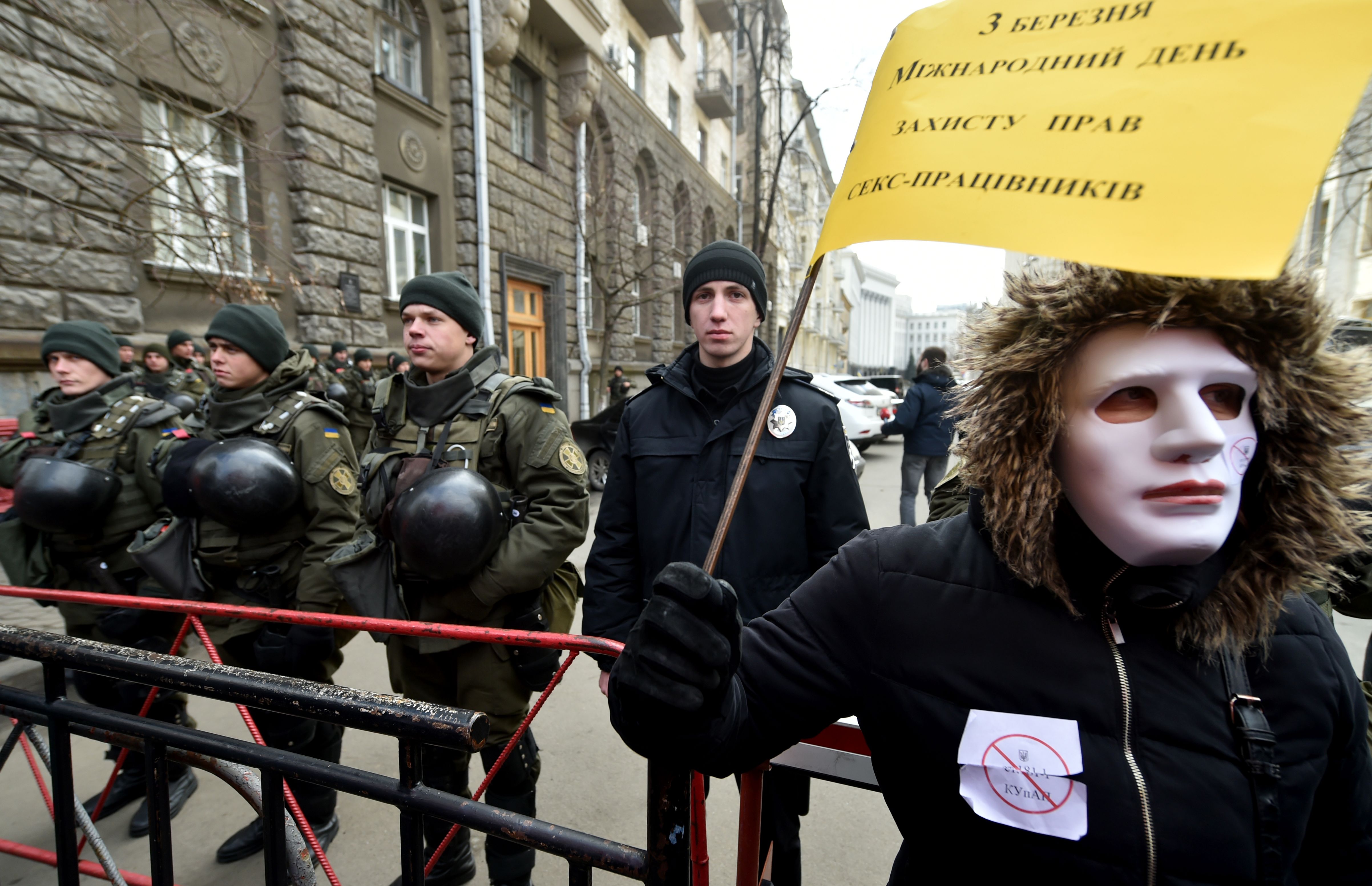 الأمن الأوكرانى وسط المتظاهرين