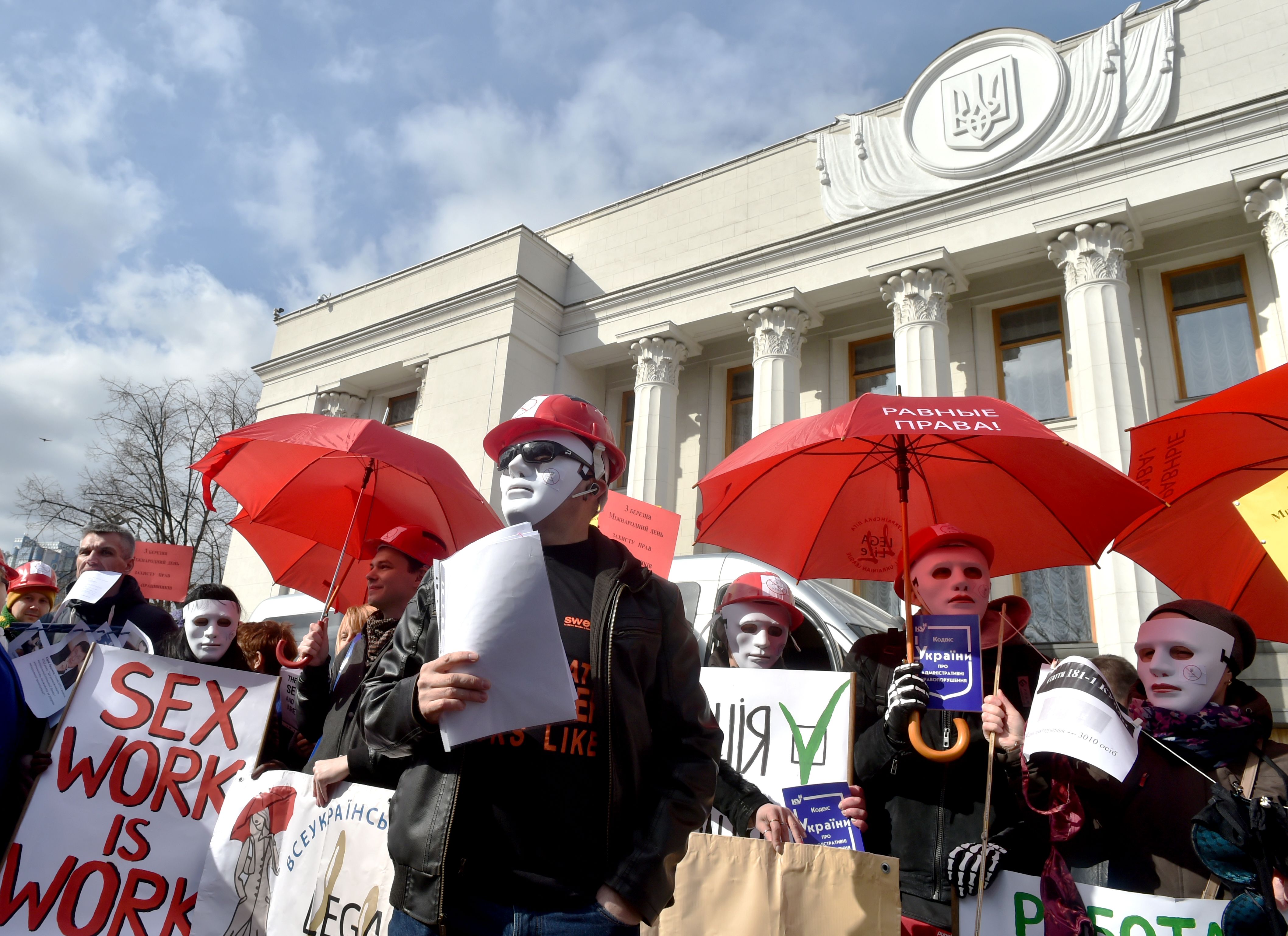 مسيرة لتقنين الدعارة أمام البرلمان الأوكرانى