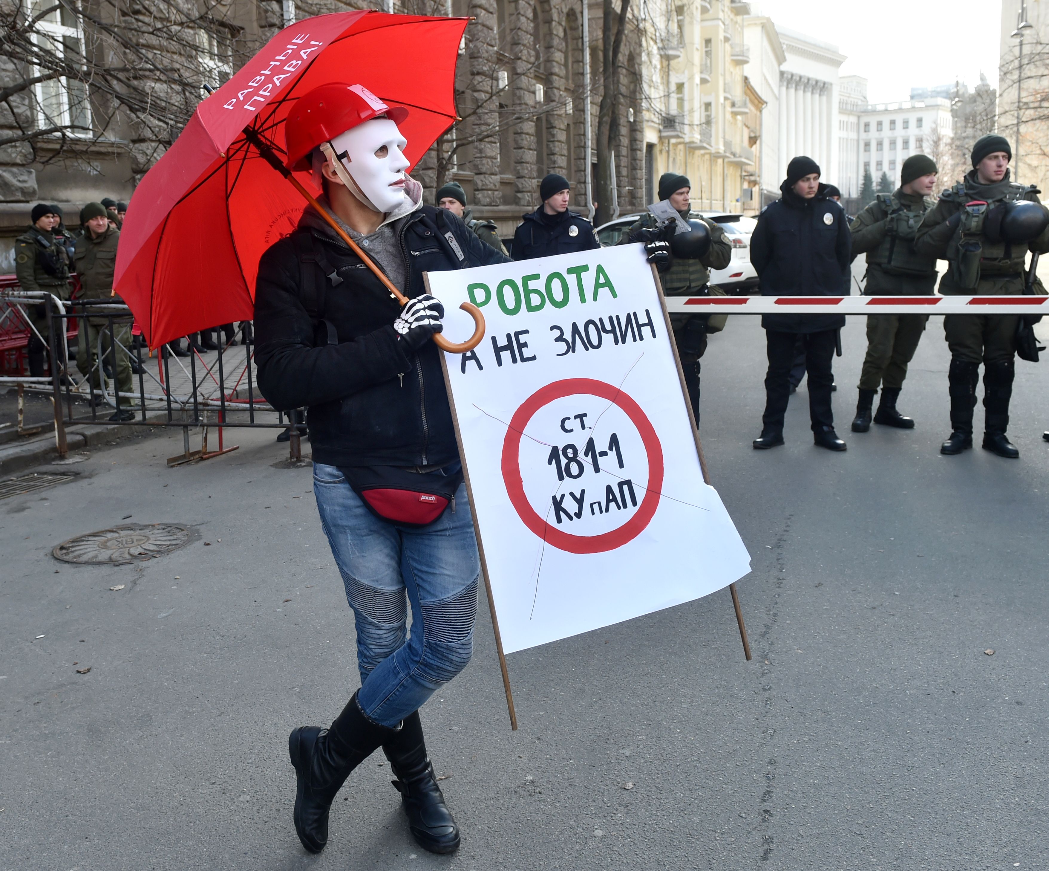 متظاهر يشارك فى مسيرة للعاملين فى مجال الجنس بأوكرانيا