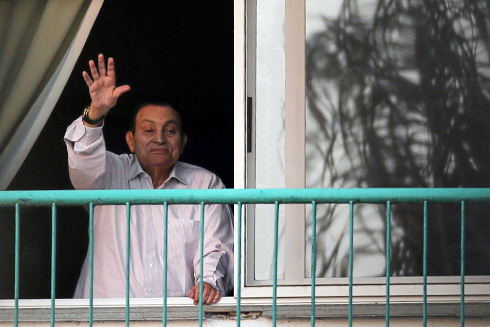 حسنى مبارك يلوح لمؤيده من شرفة غرفته بالمستشفى العسكرى