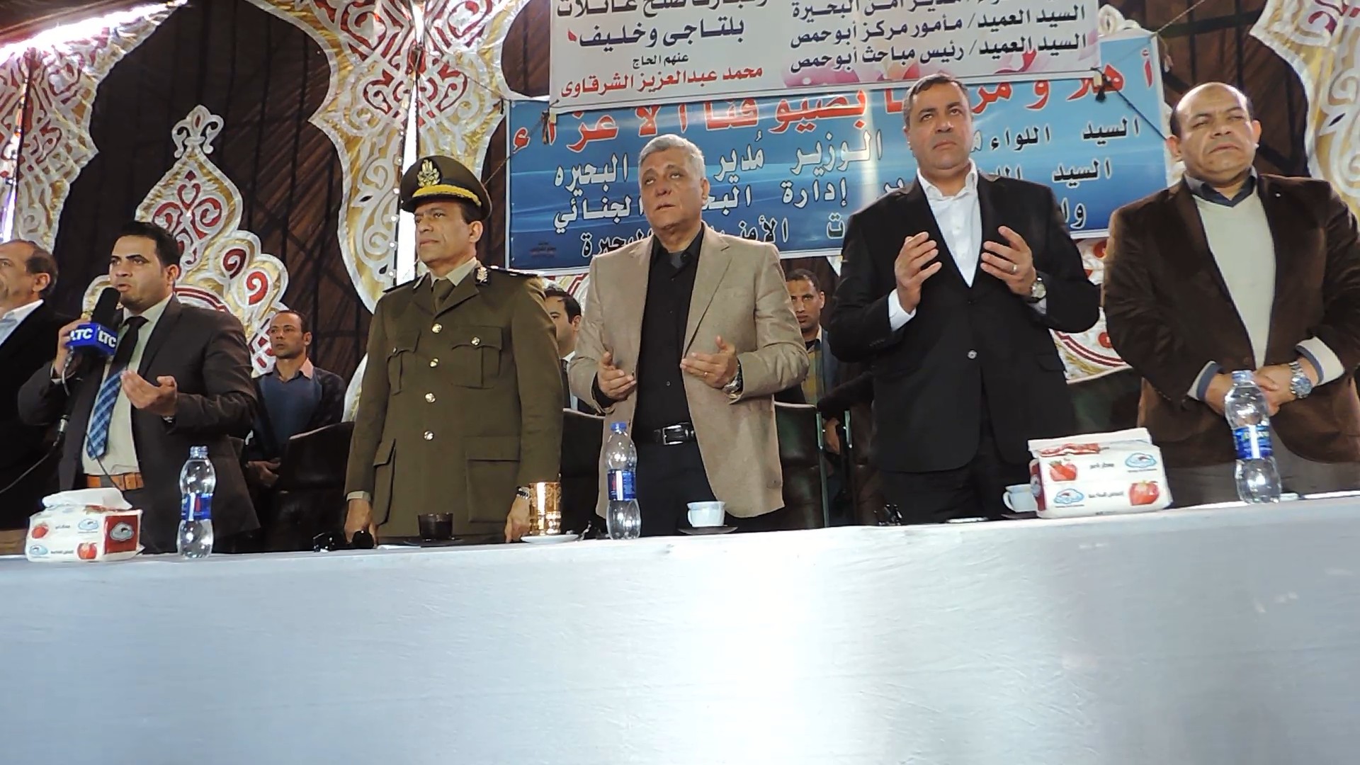 مديرأمن البحيرة يقرأ الفاتحة خلال جلسة الصلح مديرأمن البحيرة يقرأ الفاتحة خلال جلسة الصلح