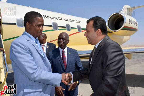 شاهد أول صور لتوقف طائرة رئيس زامبيا بالأقصر للتزويد بالوقود قادماً من إسرائيل
