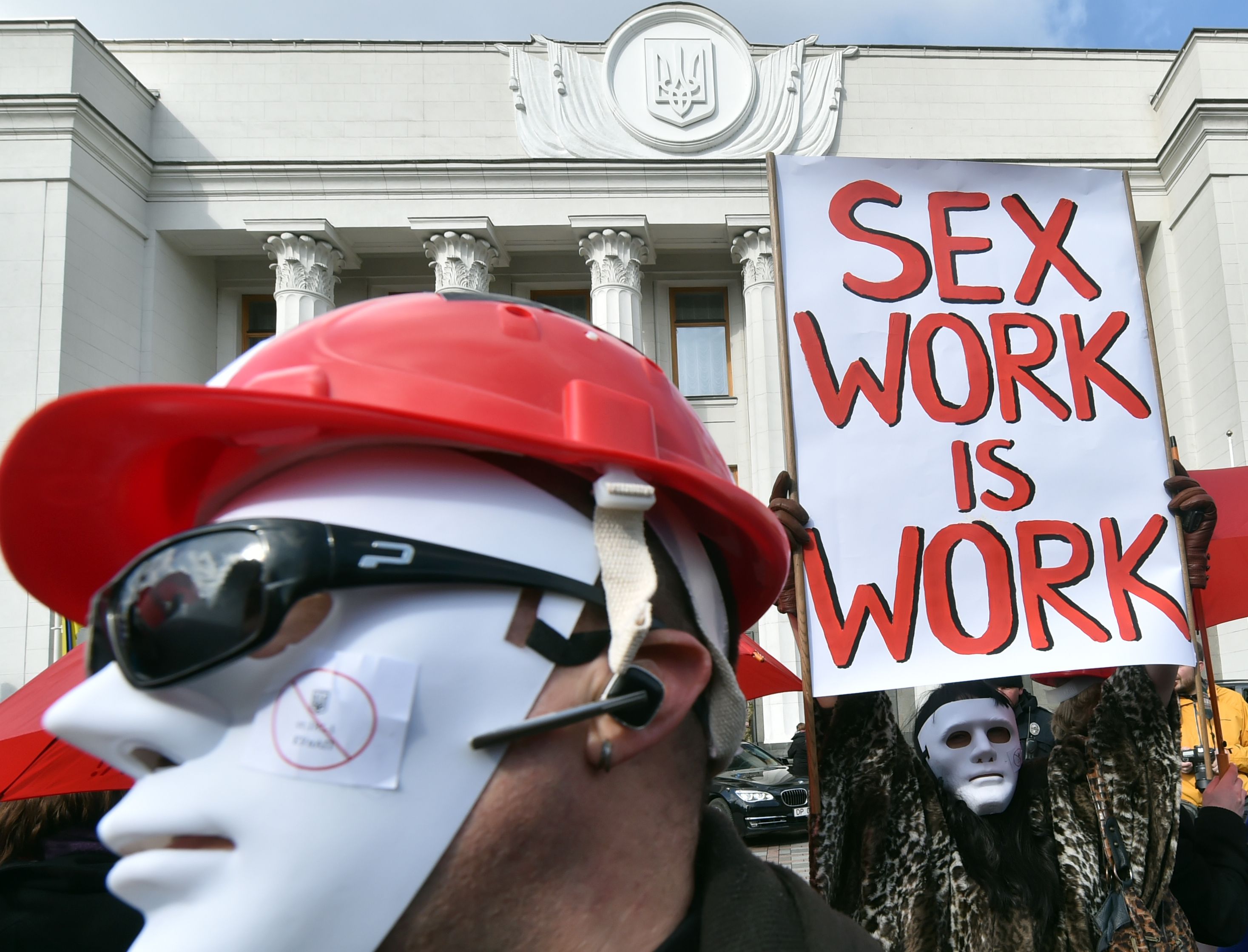 عاملات الجنس  يتظاهرن أمام البرلمان الأوكراني